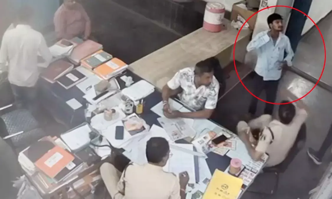 नशेड़ी ने ब्लेट से काटा अपना गला, पुलिस कर्मियों ने आनन-फानन में पहुंचाया अस्पताल