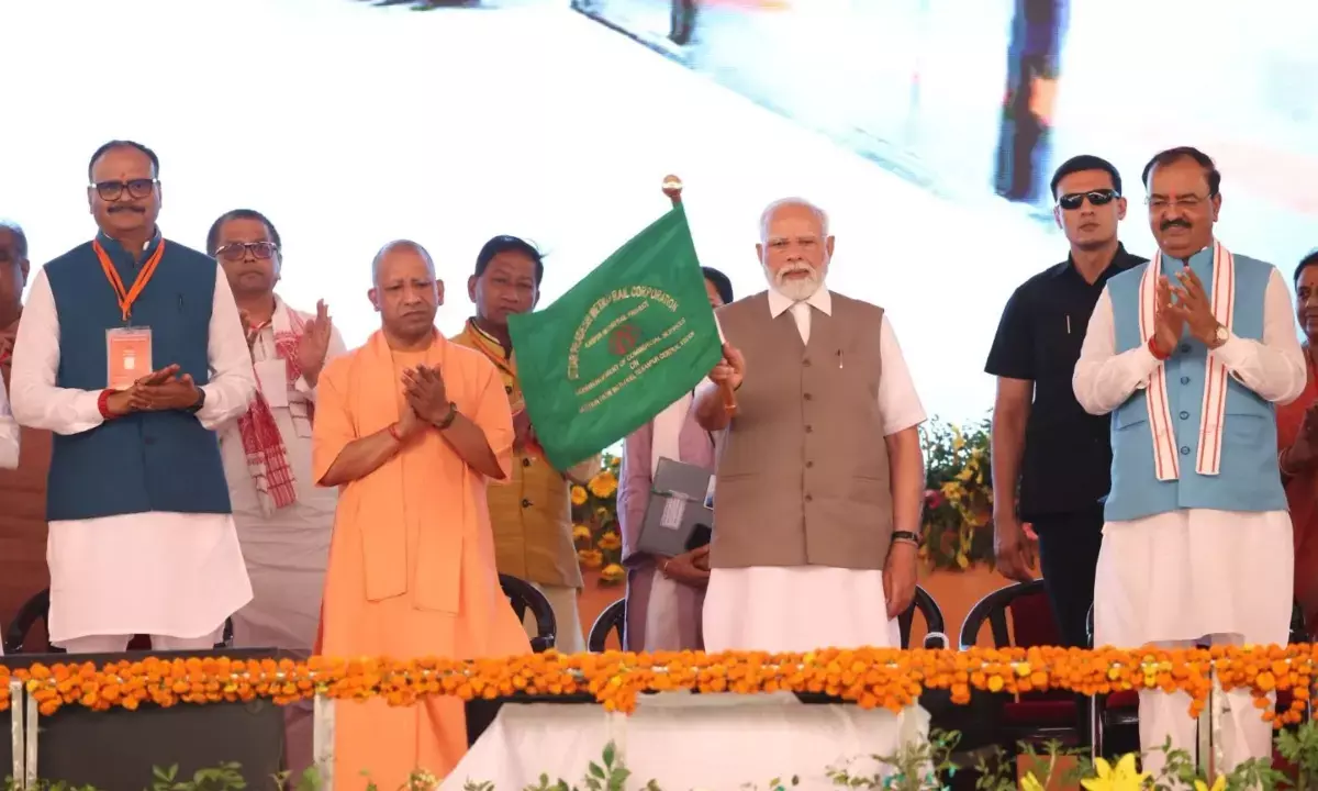 पीएम मोदी ने विकास परियोजनाओं का किया लोकार्पण, कहा - उत्तर प्रदेश बन रहा आत्मनिर्भर भारत का मजबूत स्तंभ