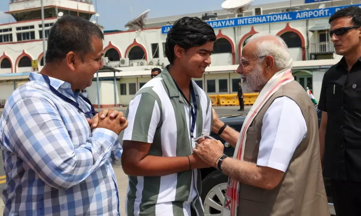 पटना में PM मोदी से मिले युवा क्रिकेटर सूर्यवंशी, पैर छूकर लिया आशीर्वाद; प्रधानमंत्री ने X पर शेयर की तस्वीरें