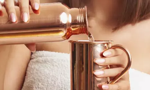 ताबें के बर्तन में पानी पीते समय भूलकर भी न करें ये तीन गलतियां, नहीं तो बन सकता है ज़हर