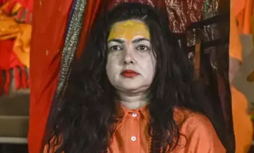 ममता कुलकर्णी ने कहा- राहुल गांधी 10 दिन के लिए पाकिस्तान चले जाएं