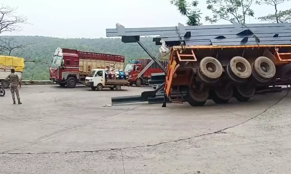 Traffic jam due to overturning of trailer