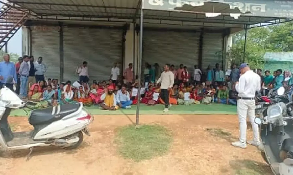 शराबियों का हंगामा और महिलाओं की असुरक्षा को लेकर ग्रामीणों ने खोला मोर्चा