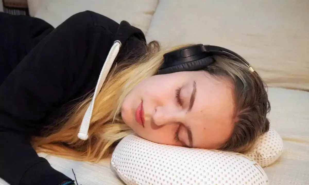 क्या आप भी रातभर ईयरफोन से गाना सुनते हुए सोते हैं? दिमाग और सेहत पर पड़ सकता है बुरा असर, जानें डिटेल्स