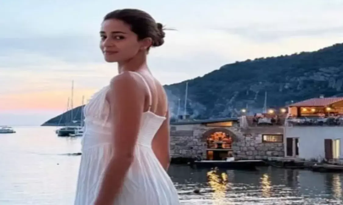 एक्ट्रेस अनन्या पांडे का वेकेशन लुक, सफेद मिडी ड्रेस में आईं नजर