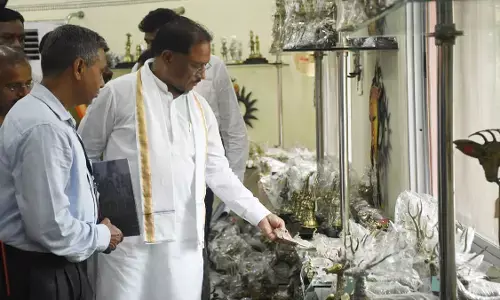 कई कलाकृतियों का किया अवलोकन, शिल्पकारों से की चर्चा