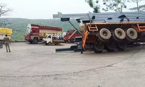 Traffic jam due to overturning of trailer