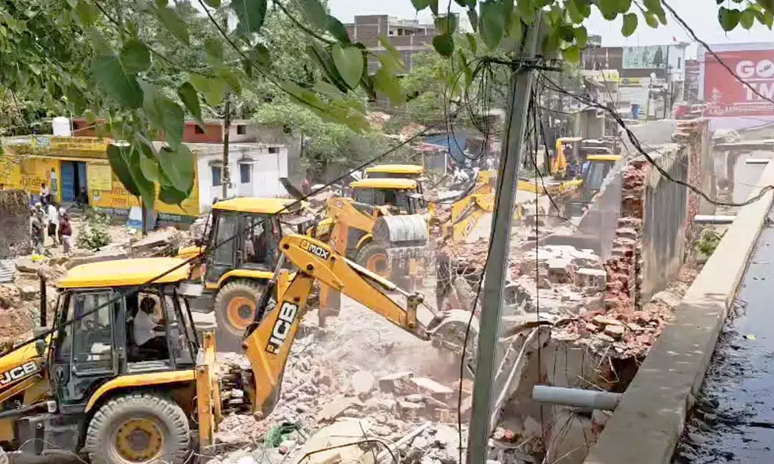 Bulldozers run on illegal shops