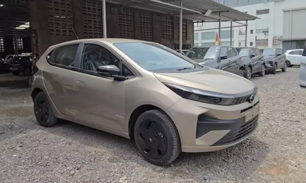 रिवर्स कैमरा, 6 एयरबैग, हाइट एडजेस्टेबल सीट; कार के सेकेंड बेस में मिलेगा काफी कुछ रिवर्स कैमरा, 6 एयरबैग, हाइट एडजेस्टेबल सीट; कार के सेकेंड बेस में मिलेगा काफी कुछ