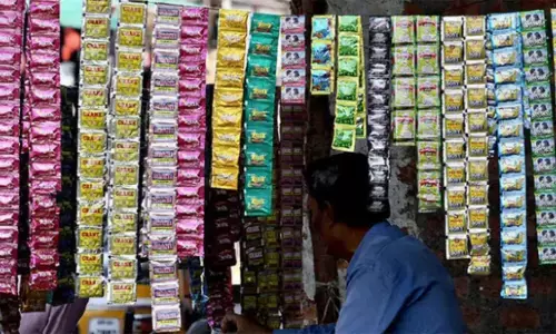 नामभर का प्रतिबंध :  पान दुकान-ठेले और किराना स्टोर्स में कहीं खुलेआम तो कहीं चोरी-छिपे बिक रहा जर्दायुक्त गुटखा
