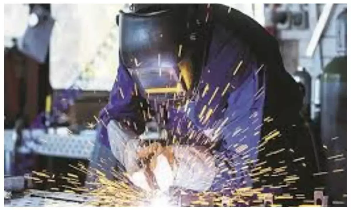 Manufacturing PMI declines