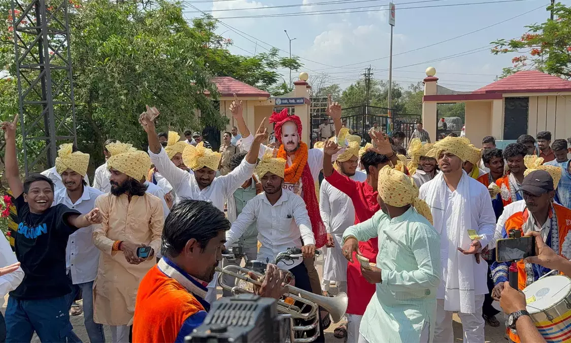 एनएसयूआई ने निकाली भ्रष्टाचार की बारात : इंदिरा गांधी कृषि विश्वविद्यालय में करोड़ों के घोटाले का लगाया आरोप