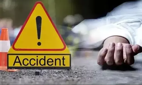 हाईवे पर दौड़ रही तेज रफ्तार कार और ट्रक की आमने-सामने से भिड़ंत; 4 की दर्दनाक मौत