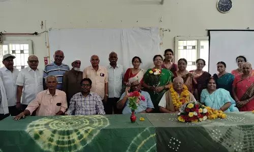 BU में महिला पेंशनर्स सम्मेलन, प्रो. कालिका प्रसाद को शाल-श्रीफल से किया सम्मानित