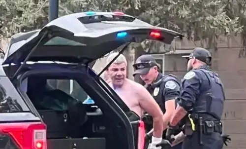 फ्री फिलिस्तीन नारे लगाकर शख्स ने इजरायली समर्थकों पर फेंका बम, कई झुलसे फ्री फिलिस्तीन नारे लगाकर शख्स ने इजरायली समर्थकों पर फेंका बम, कई झुलसे