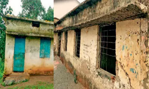 स्वागत है नौनिहालों :  ऊपर प्लास्टर उखड़ चुका नीचे फर्श गायब, खिड़कियां टूटी और दीवारें जर्जर