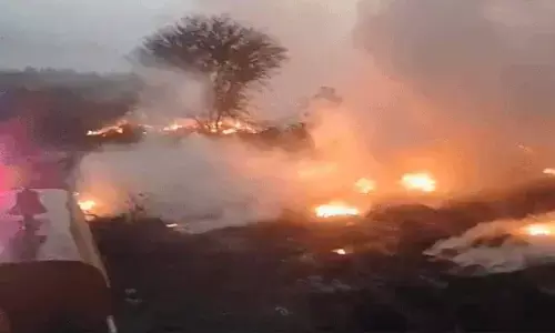 फोम और सरकंडों ने बढ़ाई मुसीबत, 4 घंटे बाद काबू पाया गया