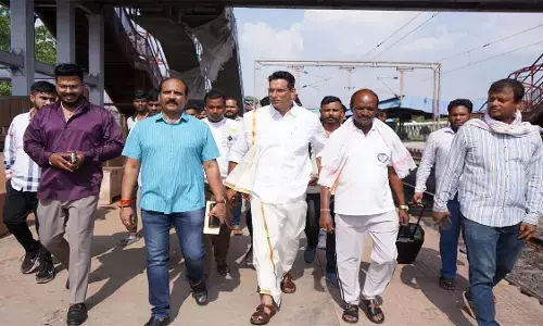 आंध्र समाज के सम्मानितजनों के साथ देवी दर्शन के​ लिए रवाना हुए विधायक देवेंद्र यादव