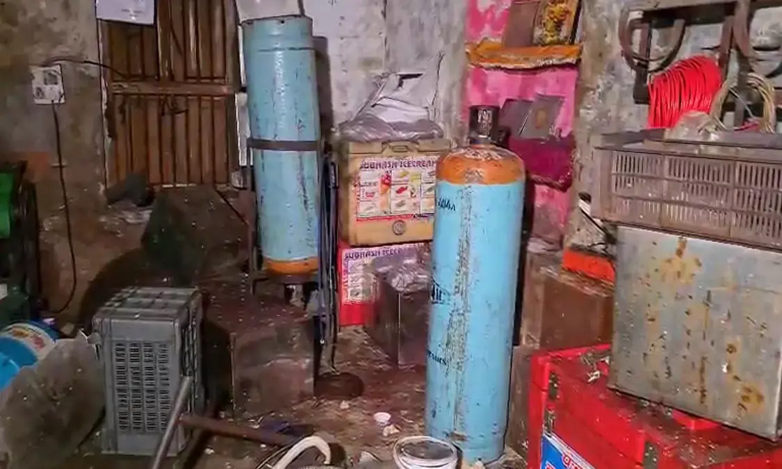 बर्फ फैक्ट्री में गैस ब्लास्ट: मालिक की हुई मौत, तीन अन्य घायल, ओपी चौधरी ने की पीड़ित परिवार से मुलाकात