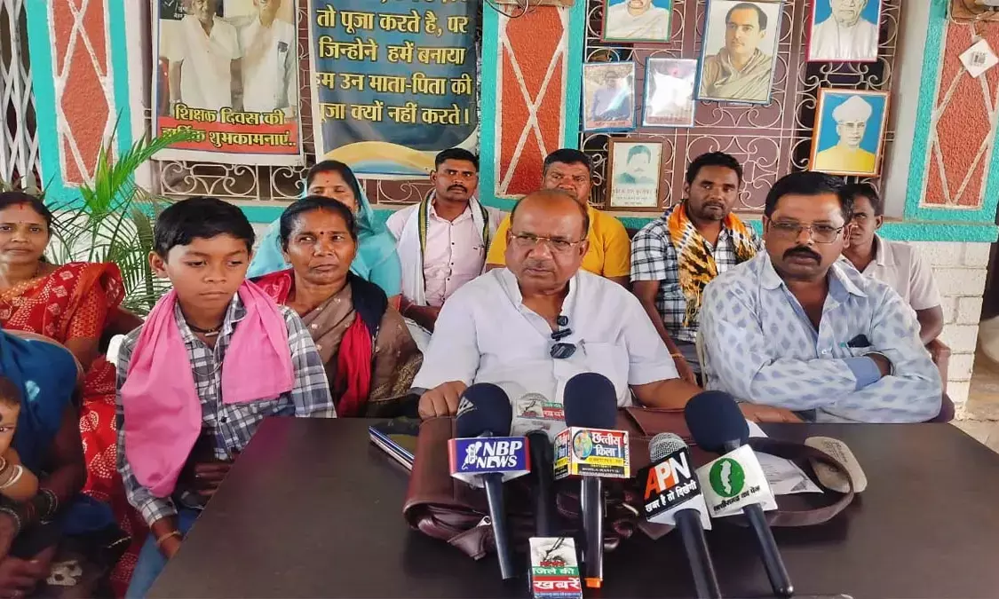 Deputy Sarpanch Praveen Mandavi of Khargaon police station area