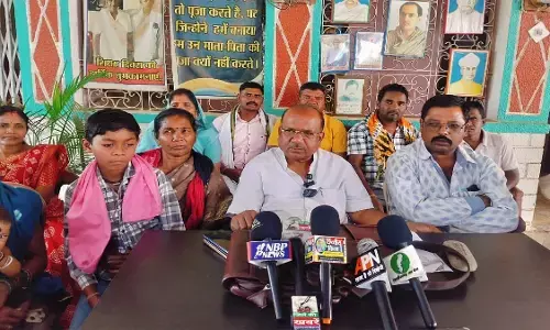 Deputy Sarpanch Praveen Mandavi of Khargaon police station area