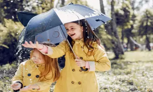 Health Tips: बदलते मौसम में बच्चों का रखें खास ख्याल, कहीं ये लापरवाही उन्हें बीमार न कर दे
