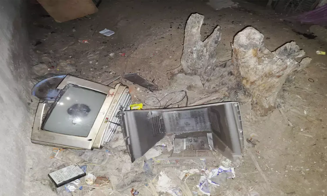 Broke the TV in anger Broke the TV in anger