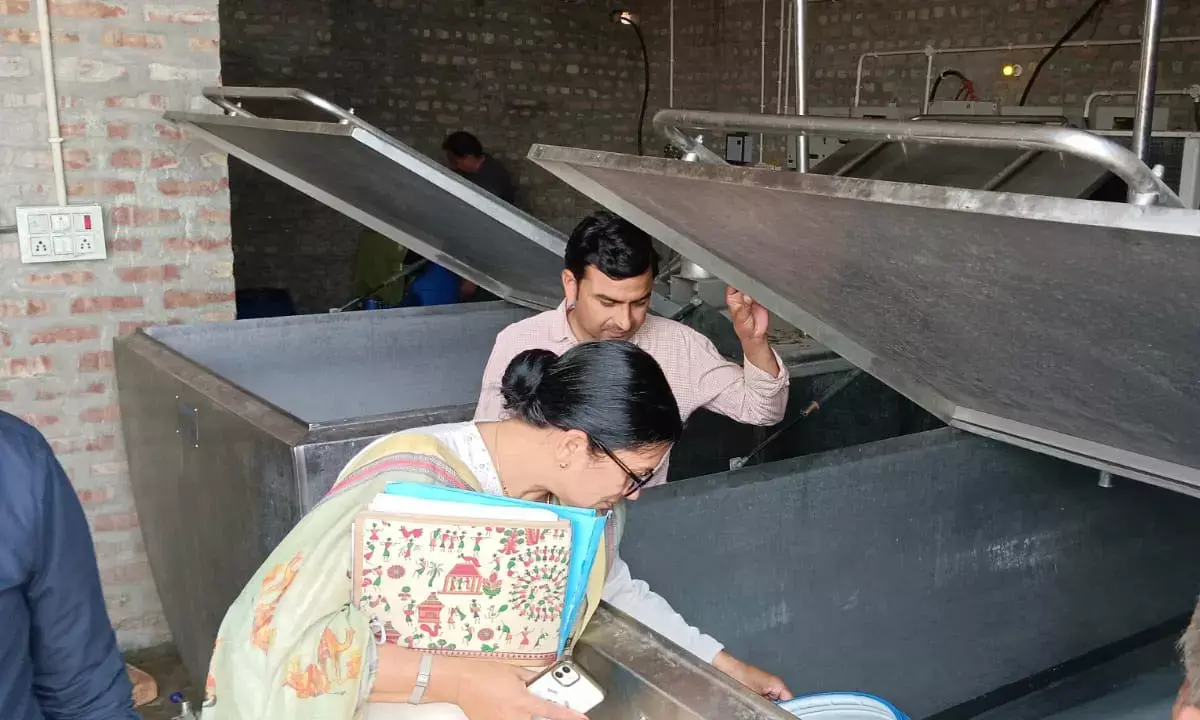 कोल्ड सेंटर से हजारों लीटर दूध जब्त, सैंपल जांच को भेजे