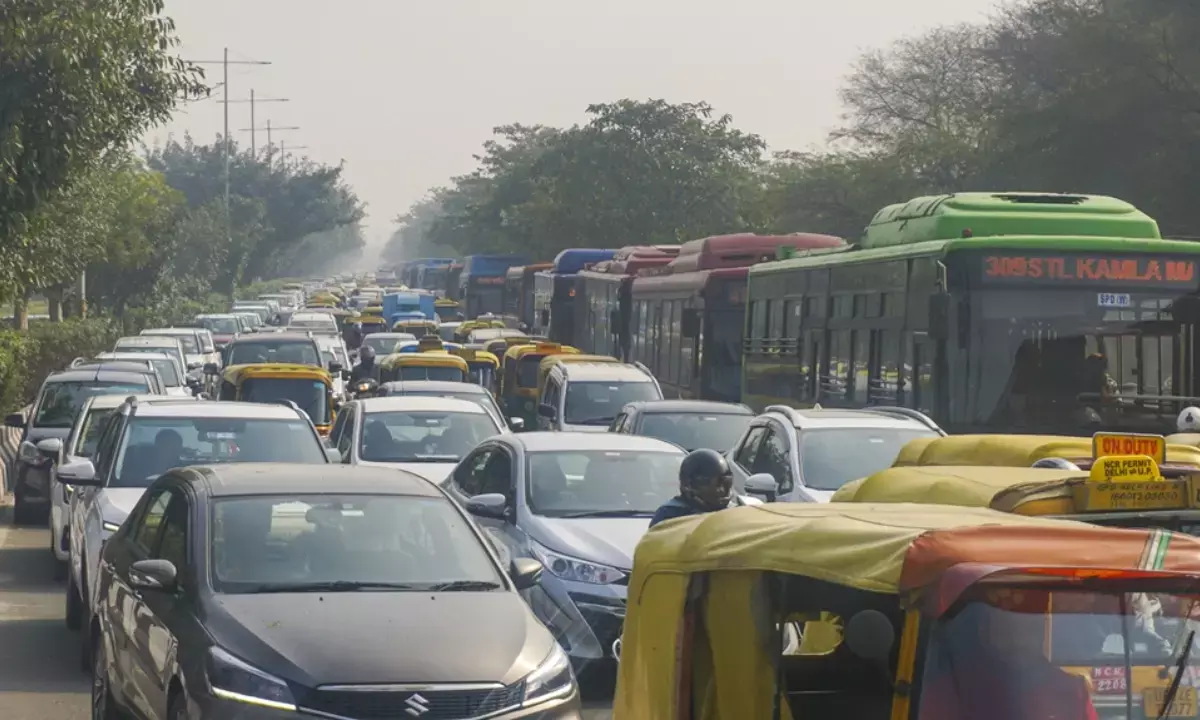 1 नवंबर से दिल्ली के अंदर सिर्फ EV, CNG और BS6 गाड़ियों को ही एंट्री, जानिए क्या है नया नियम?