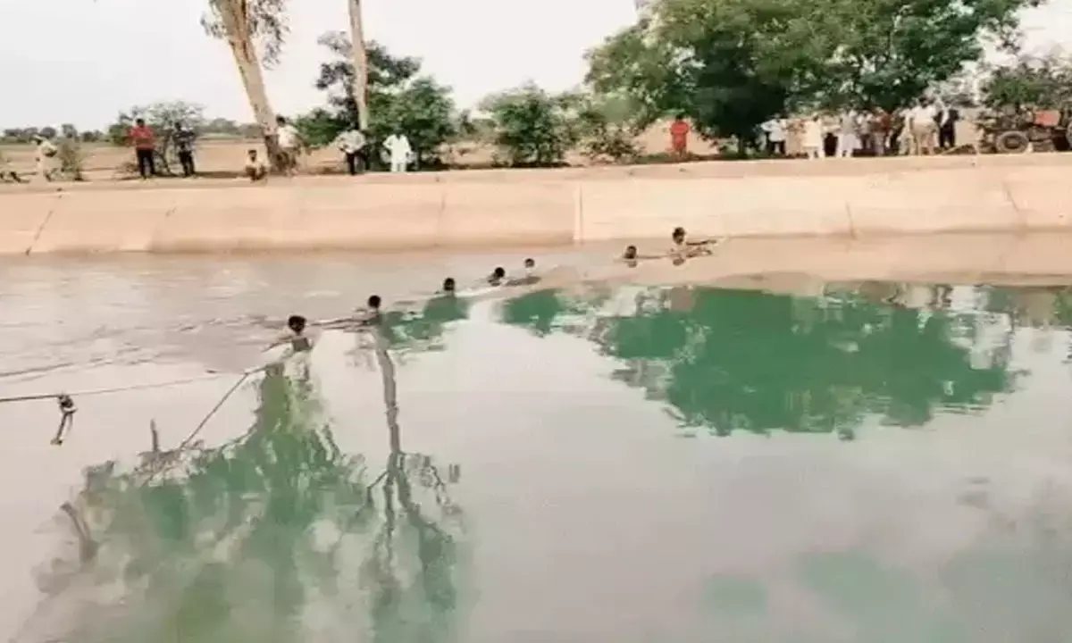 बाइक फिसलने से नहर में गिरे दो जवान दोस्त, एक लापता का नहीं मिला सुराग