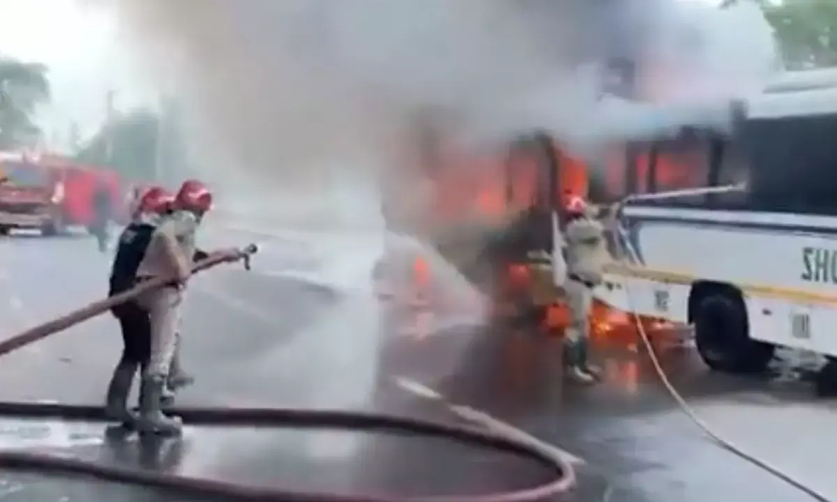2 buses suddenly caught fire on the road in Janakpuri area