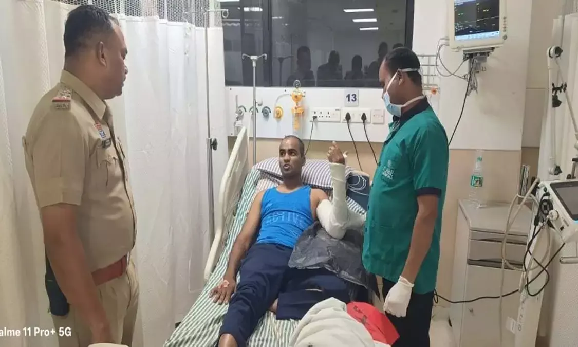 Two traffic personnel on duty in Raipur were hit by a speeding pickup