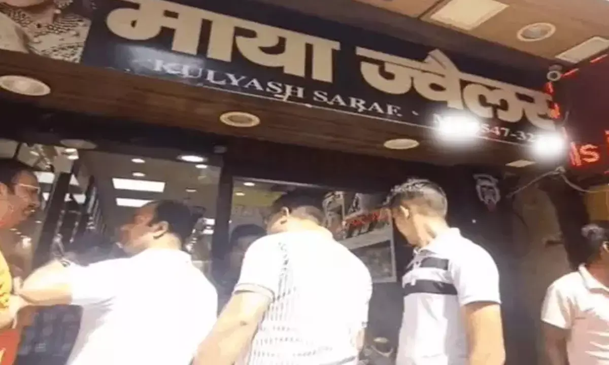 बुजुर्ग दुकान मालिक को झांसे में लेकर 500 रुपये थमाए और 12 लाख का सोना ले गया ठग