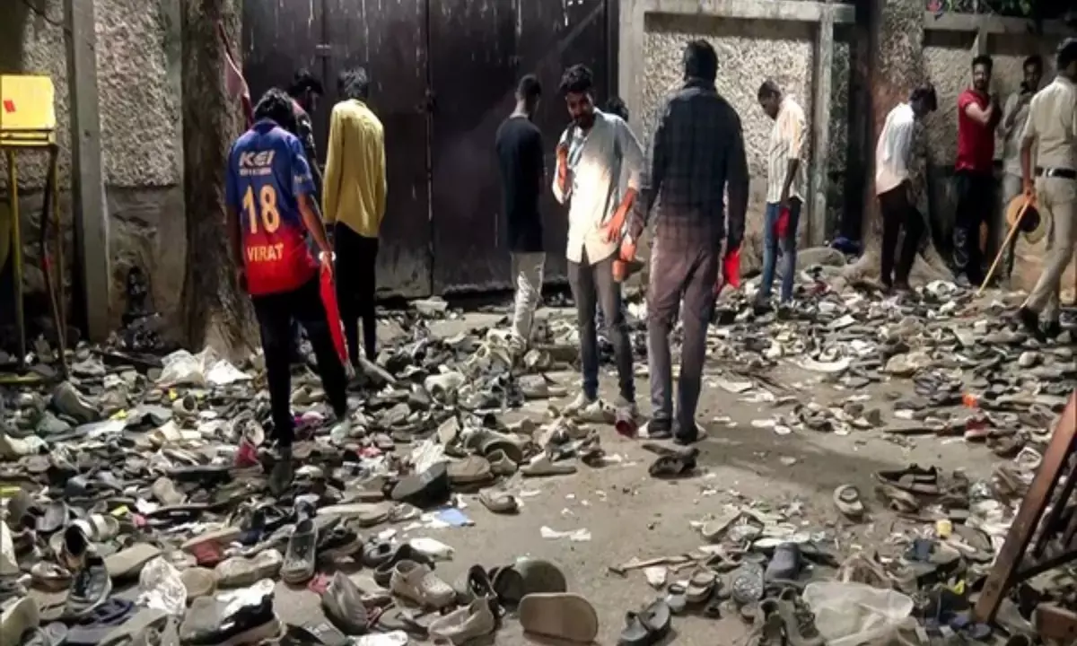 RCB, डीएनए एंटरटेनमेंट और KSCA के खिलाफ FIR दर्ज, हाईकोर्ट ने मांगी रिपोर्ट RCB, डीएनए एंटरटेनमेंट और KSCA के खिलाफ FIR दर्ज, हाईकोर्ट ने मांगी रिपोर्ट