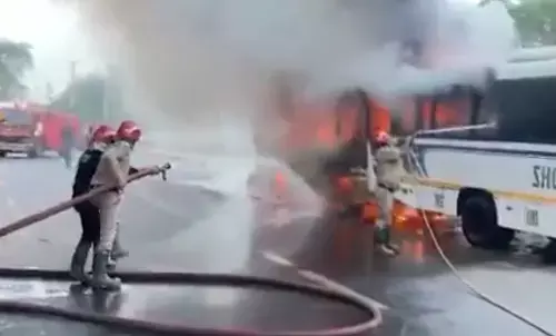 2 buses suddenly caught fire on the road in Janakpuri area