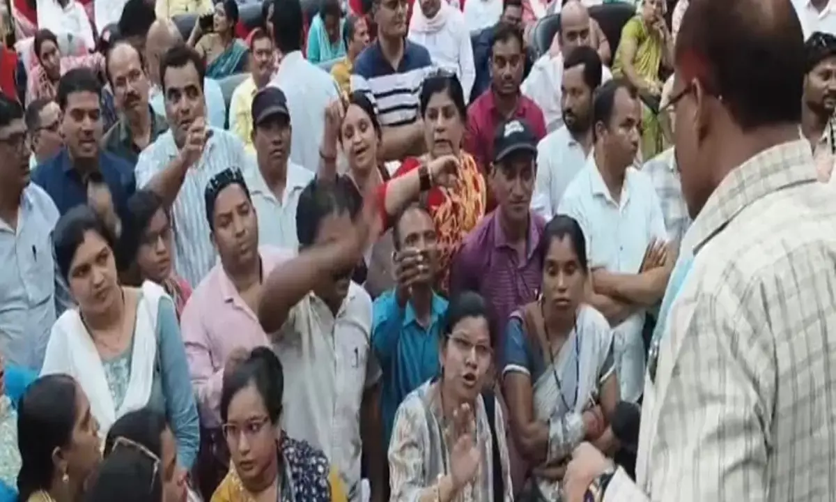 युक्तियुक्तकरण : 22 बच्चों के लिए 4 शिक्षक फिर भी कोई अतिशेष नहीं!