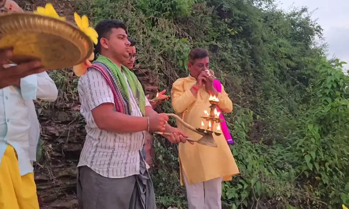 बस्तरवासियों ने इंद्रावती नदी तट पर की महाआरती