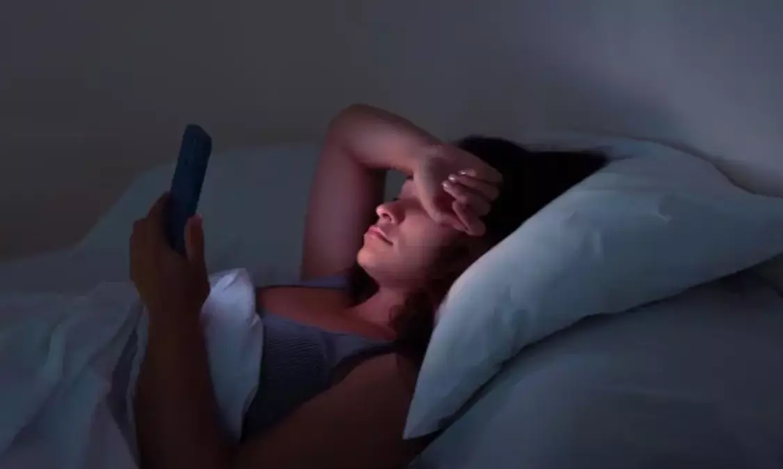 Health Tips: सोते वक्त फोन स्क्रॉल करना पड़ सकता है महंगा, जानिए इससे जुड़ी बीमारियां Health Tips: सोते वक्त फोन स्क्रॉल करना पड़ सकता है महंगा, जानिए इससे जुड़ी बीमारियां