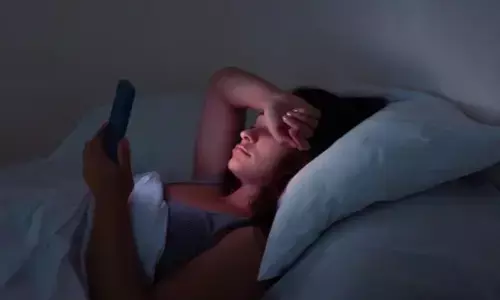 Health Tips: सोते वक्त फोन स्क्रॉल करना पड़ सकता है महंगा, जानिए इससे जुड़ी बीमारियां