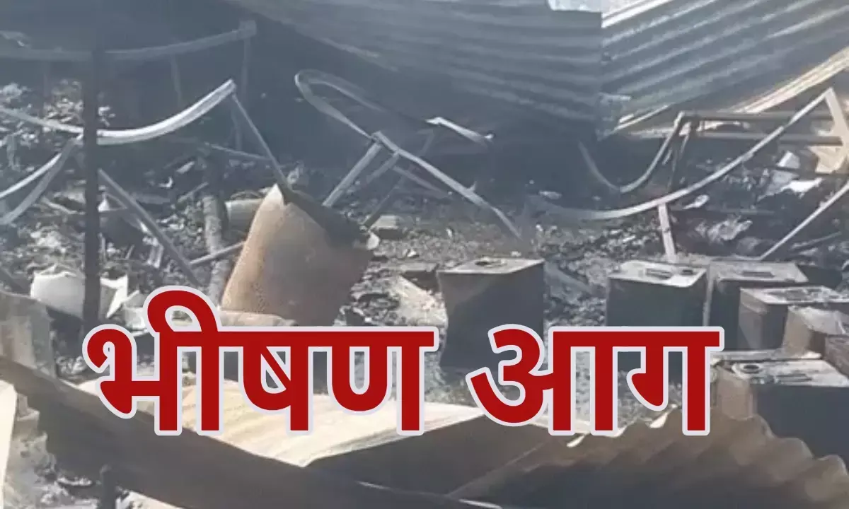 सिलेंडर ब्लास्ट से भीषण आग, 30 से ज्यादा दुकानें खाक