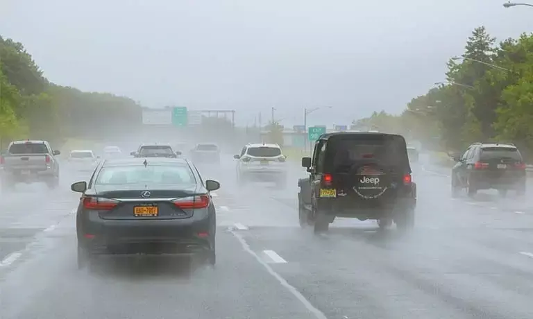 बारिश के मौसम में सुरक्षित ड्राइविंग के लिए अपनाएं ये जरूरी टिप्स, पढ़ें डिटेल