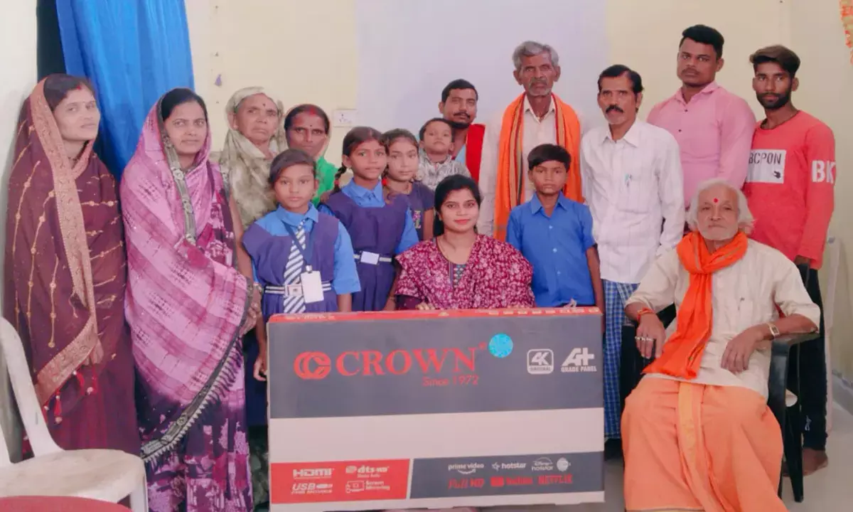 डिजिटल शिक्षा के लिए पहल : प्रधान पाठिका हिम कल्याणी सिन्हा ने स्कूल में भेंट की स्मार्ट टीवी