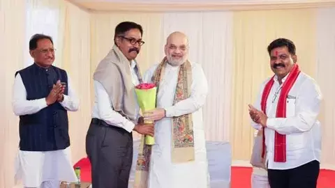 Union Home Minister Amit Shah honoring Bastar IG Sundarraj Union Home Minister Amit Shah honoring Bastar IG Sundarraj