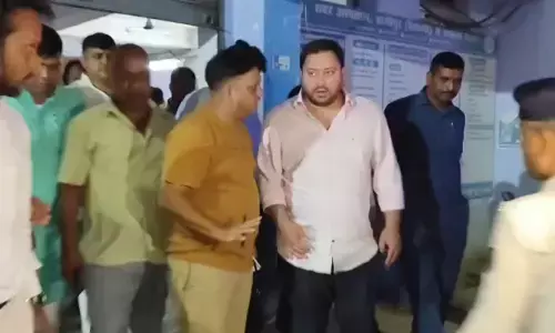 तेजस्वी यादव के काफिले में घुसा तेज रफ्तार ट्रक, बाल-बाल बचे नेता प्रतिपक्ष