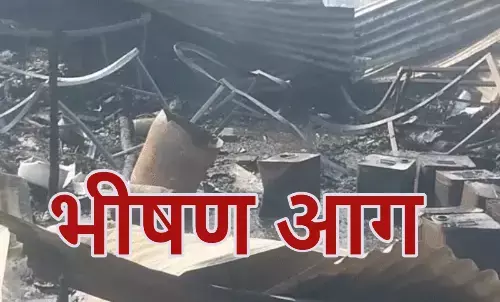 सिलेंडर ब्लास्ट से भीषण आग, 30 से ज्यादा दुकानें खाक