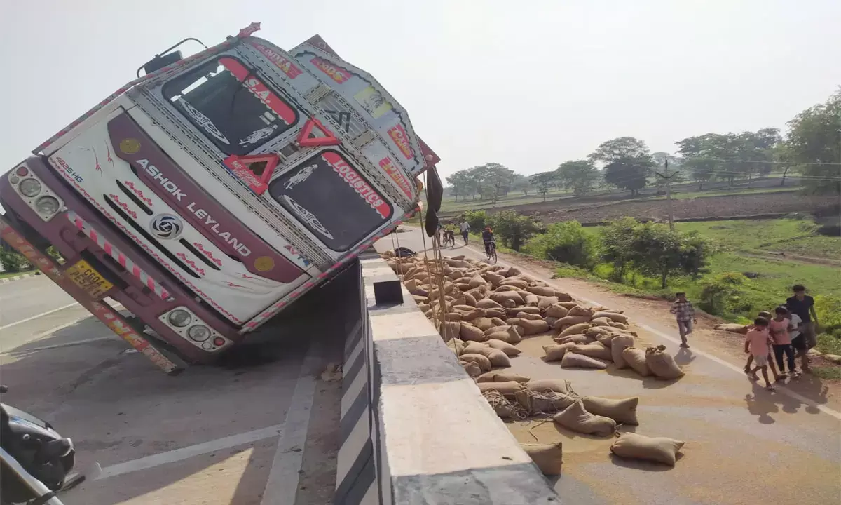 Dhamtari Accident Truck overturned overload several quintals paddy scattered