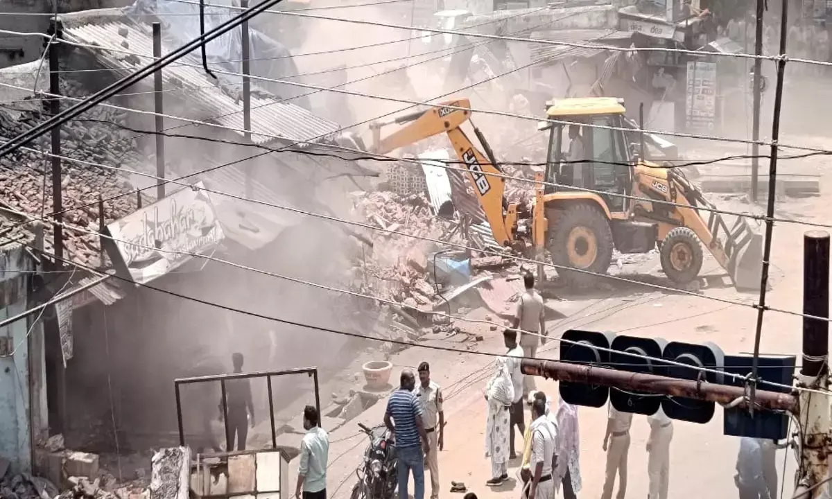 Manendragarh Administrative bulldozer encroachment Bhupendra Club premises