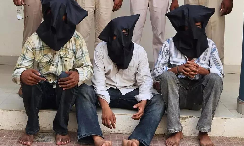 भाभी को भगाकर की लव मैरिज, महिला के मौसेरे भाइयों ने गोलियां बरसाकर युवक की मां व भांजे को किया घायल