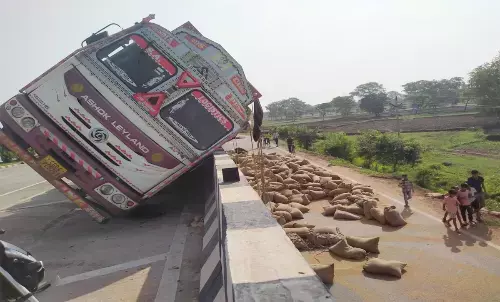 Dhamtari Accident Truck overturned overload several quintals paddy scattered