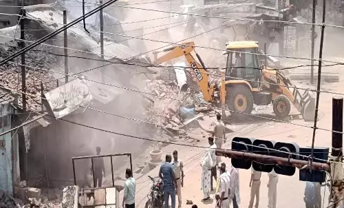 Manendragarh Administrative bulldozer encroachment Bhupendra Club premises
